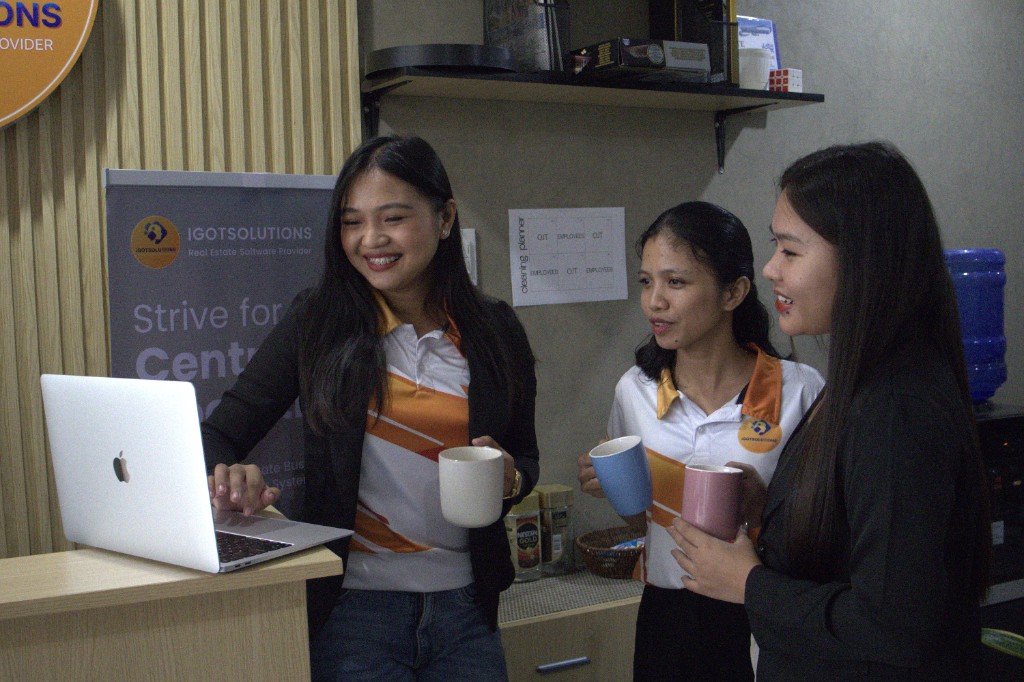 iGotSolutions team meeting at the Cebu office